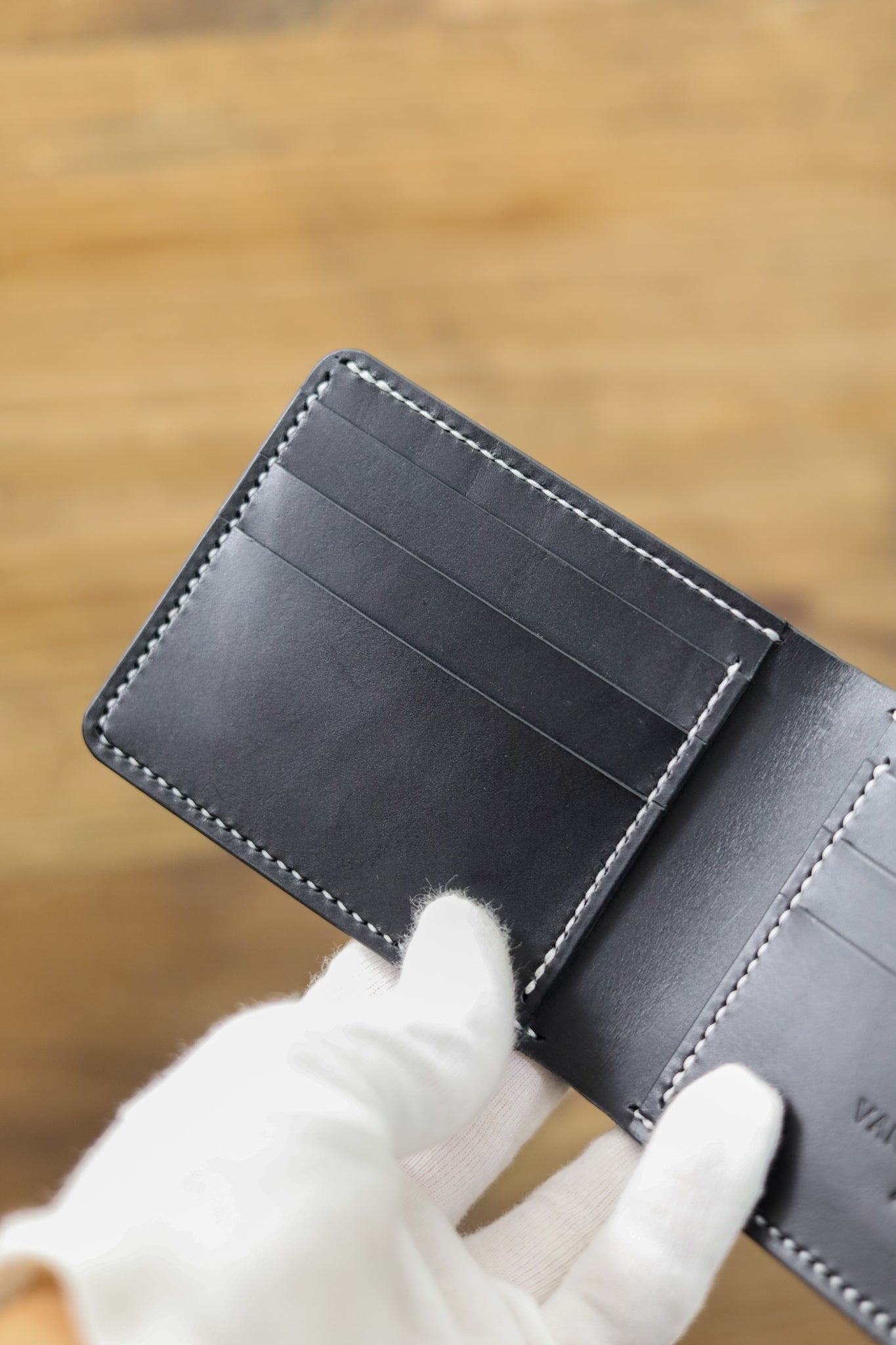 Classic Billfold - Onyx